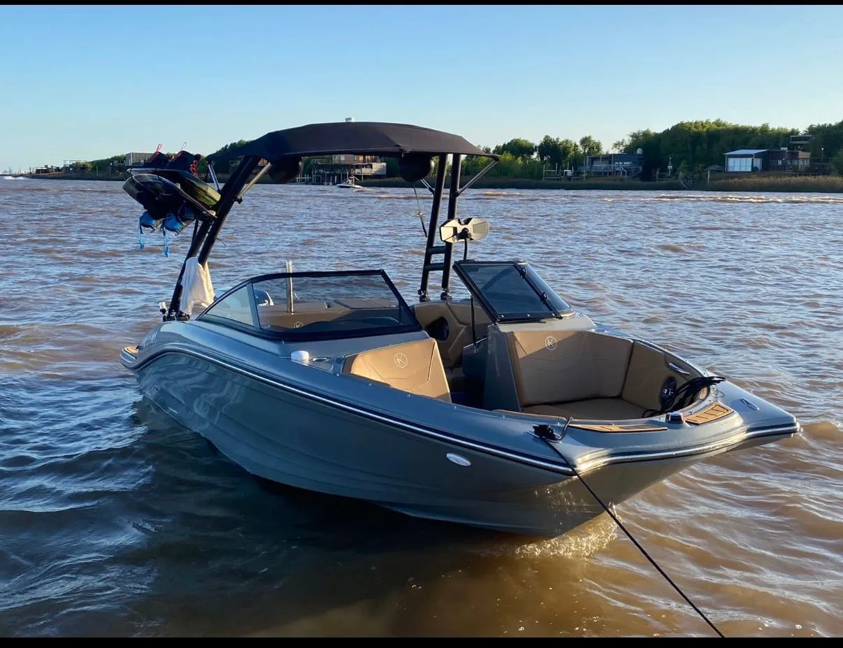 Lancha con torre DM1 y bimini desplegado, amarrada