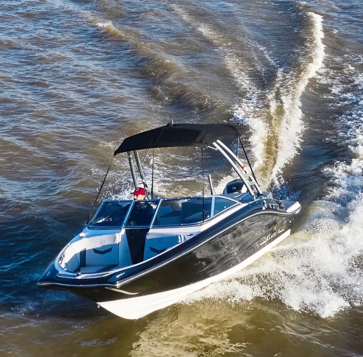 Lancha con torre DM1 y bimini navegando a velocidad, levantando estela