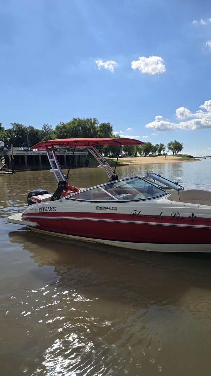 Eclipse 20 con torre DM Matrix y bimini rojo, en el rio