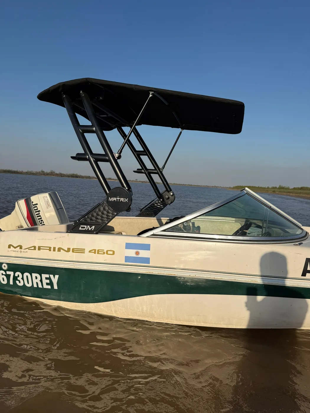 Torre DM Matrix con bimini desplegado sobre una Marine 450, al borde del agua
