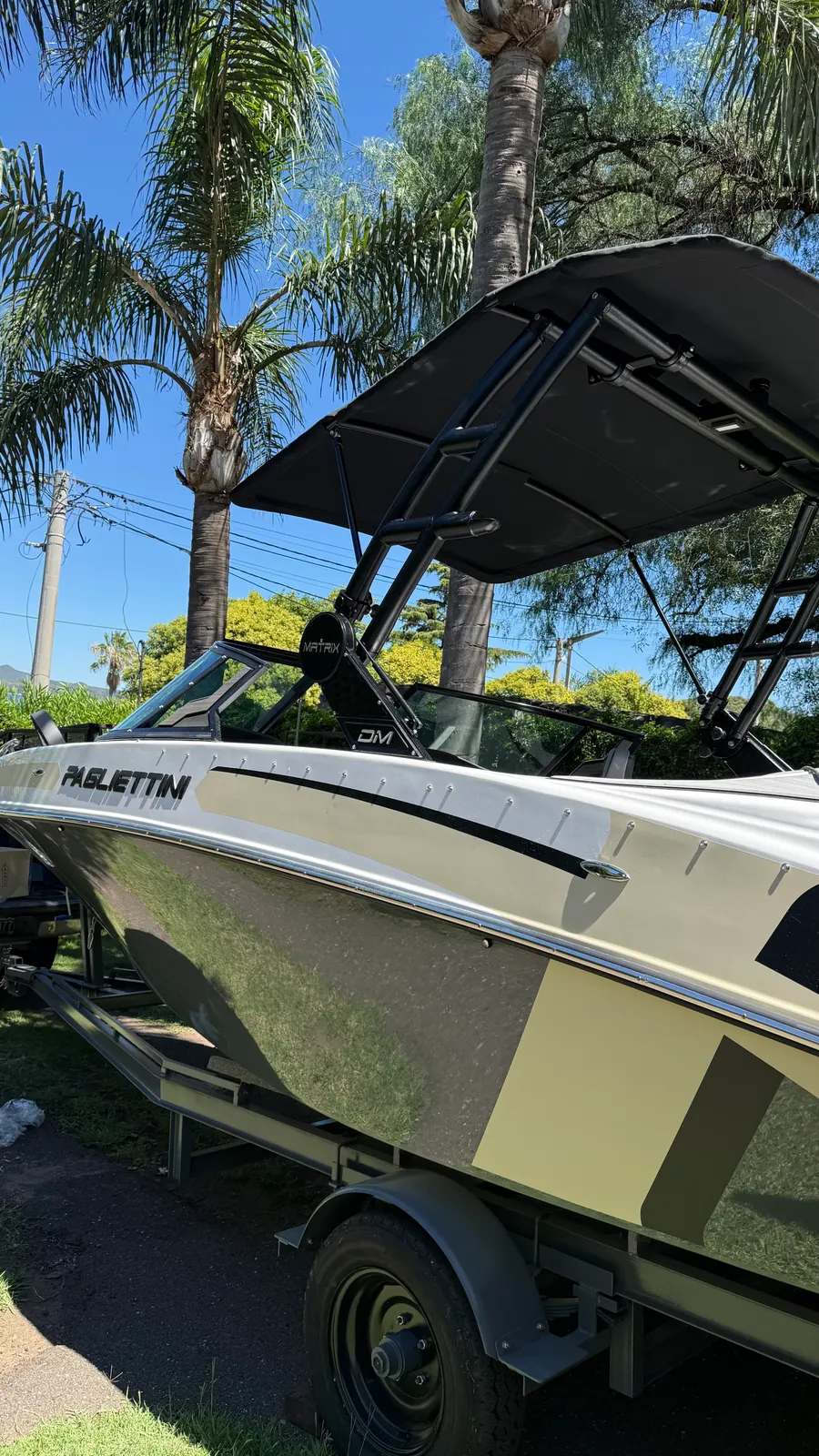 Lancha Pagliettini con torre DM Matrix y bimini desplegado, sobre el trailer