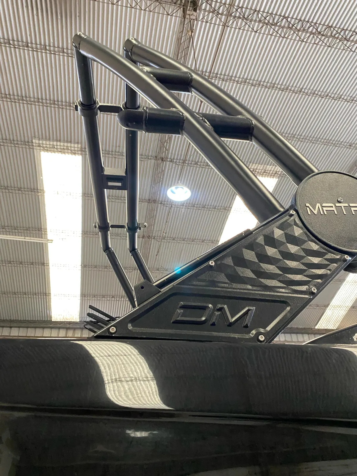 Torre DM Matrix en el taller: el doble arco de aluminio con la placa DM y el escudo Matrix